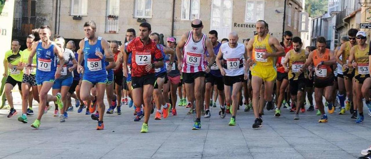 La salida de la prueba en su categoría absoluta, ayer en Ribadavia. // Iñaki Osorio