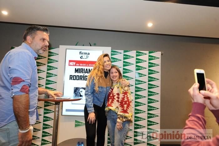 Miriam Rodríguez firma discos en El Corte Inglés