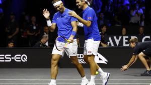 Nadal y Federer bromean en un instante del partido de dobles de la Laver Cup