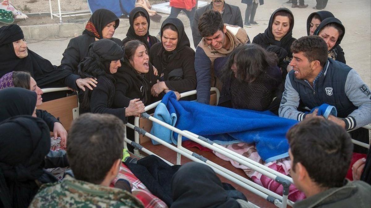 zentauroepp40928111 people react next to a dead body following an earthquake in 171113084648