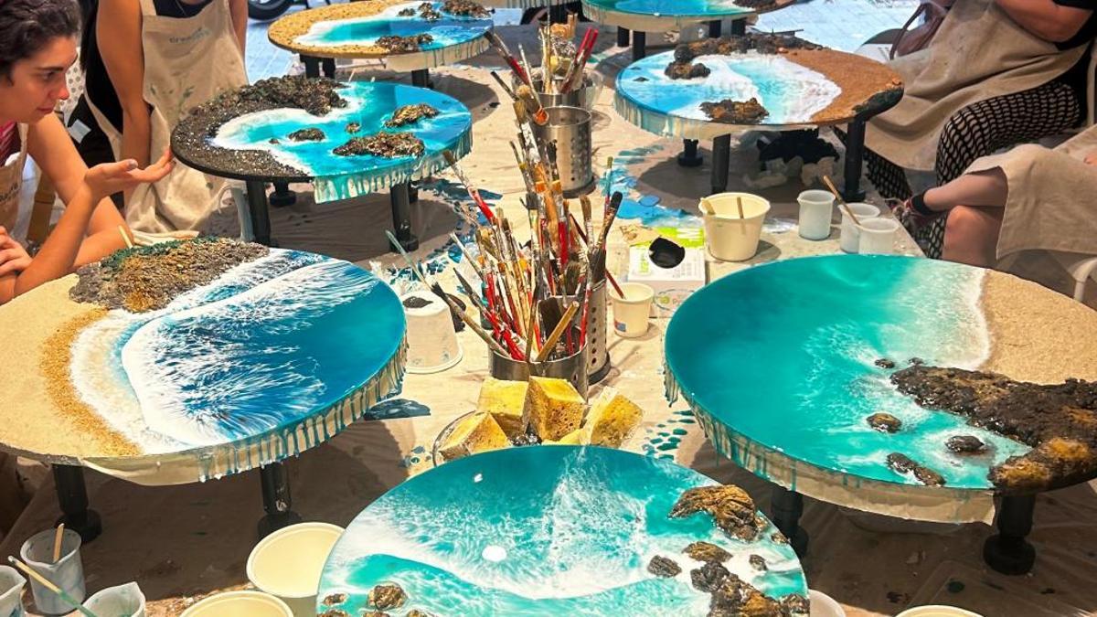 Taller para crear ecosistemas playeros hechos con resina y materiales naturales.