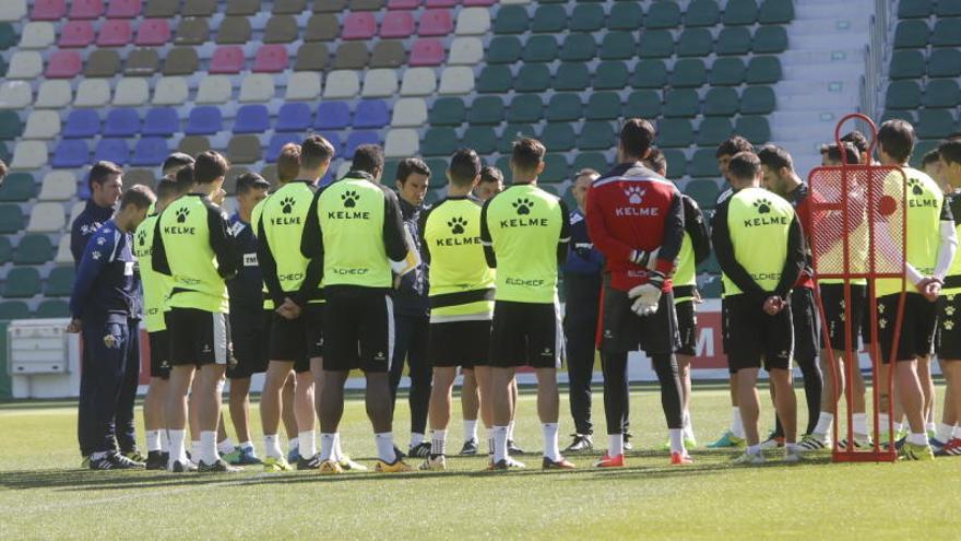 Los futbolistas del Elche mantienen una charla en el centro del campo