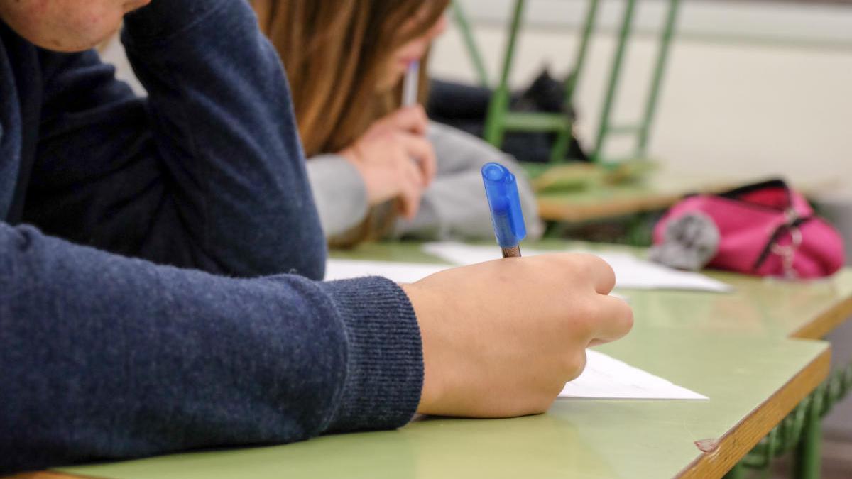 Estudiant prenent apunts a l&#039;aula.