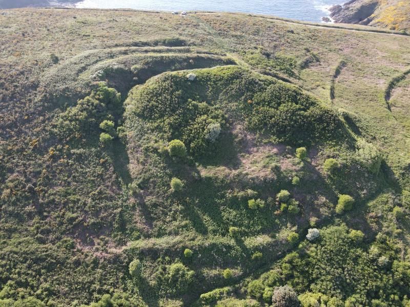 Una vista aérea de Castelo dos Mouros: atrás, las líneas de parapetos y fosos y a, la derecha, posibles terrazas de cultivo.   | // GEATT