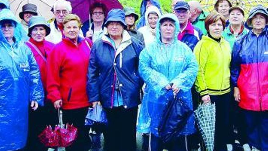 Excursionistas de Soto y Muros, durante su visita a la Senda del Oso.