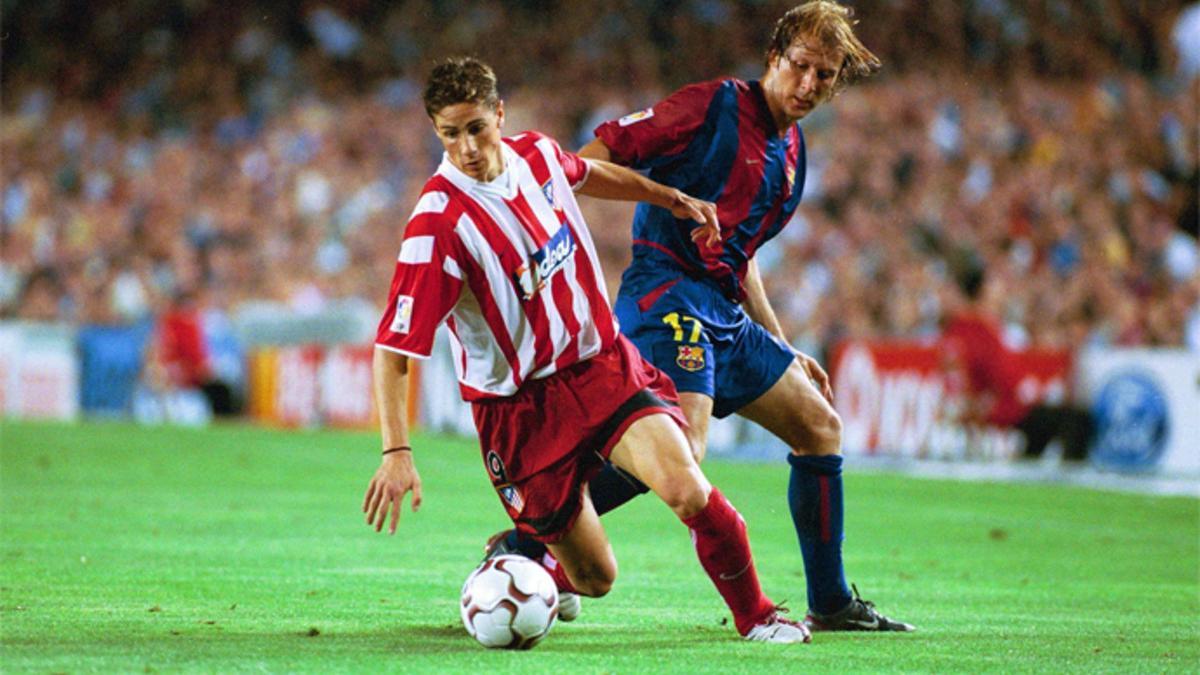 Fernando Torres y Gaizka Mendieta durante el Barça-Atlético de la Liga 2002-03 en el Camp Nou