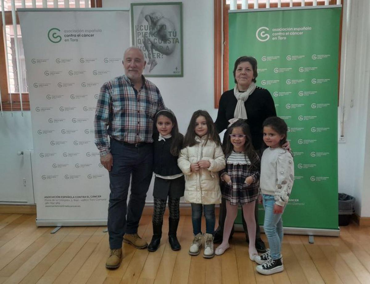 Las ganadoras de la gala &quot;Got Talent infantil&quot; donan el importe de sus premios a la Junta Local de la AECC