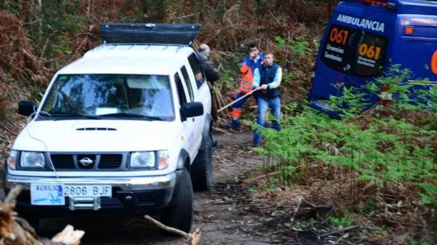 Un vehículo de grúas La Vendimia retira la ambulancia que se había quedado atrapada en Bon.  // G.Núñez