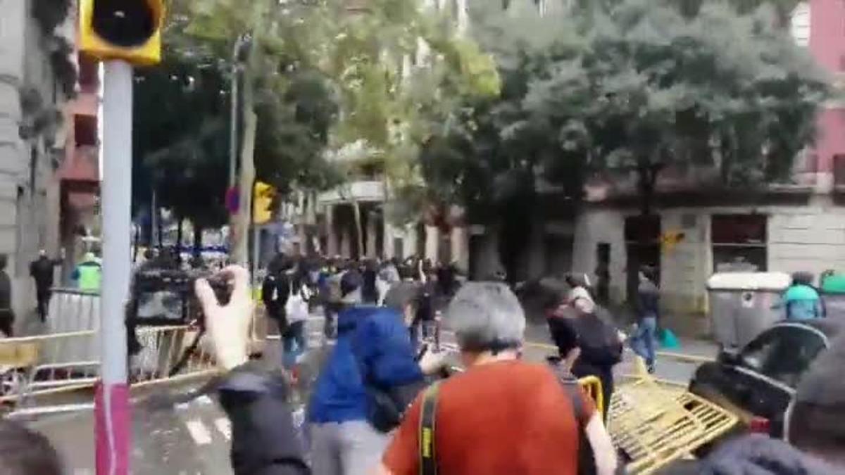 Policía dispara pelotas de goma al quedar atrapados cerca de colegio Ramon Llull en Barcelona