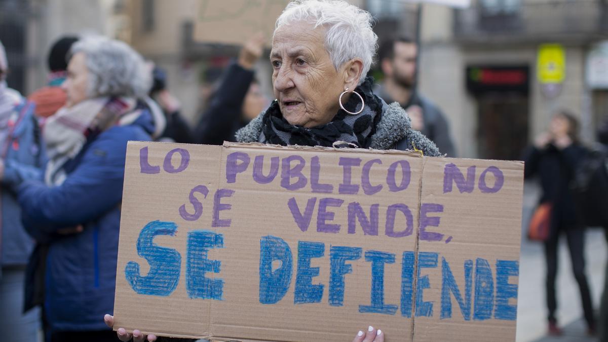 Una manifestante en la concentración a favor de los servicios públicos, en Barcelona.