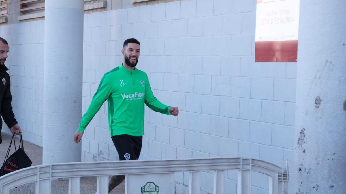 Tete Morente, este martes, llegando al campo Díez Iborra, para reincorporarse a los entrenamientos grupales con el Elche