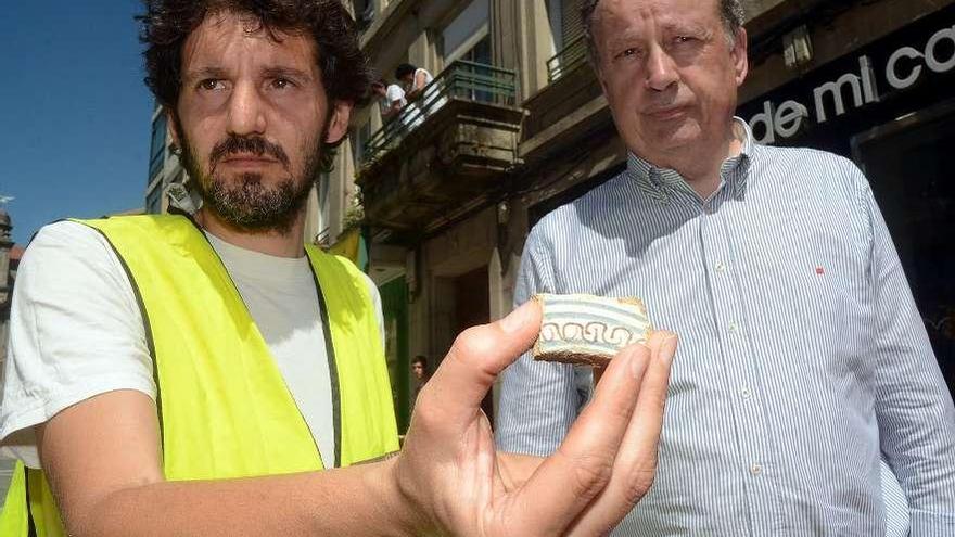 Antón Louro y el arqueólogo Israel Picón, con una pieza de cerámica descubierta.