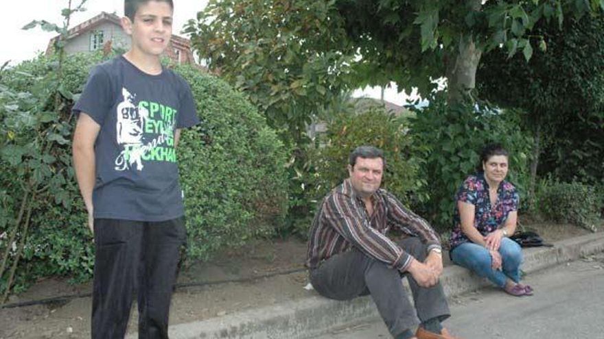 El pequeño Javier Ramírez, autor de la carta, ayer junto a sus padres en Porriño. // D.P.