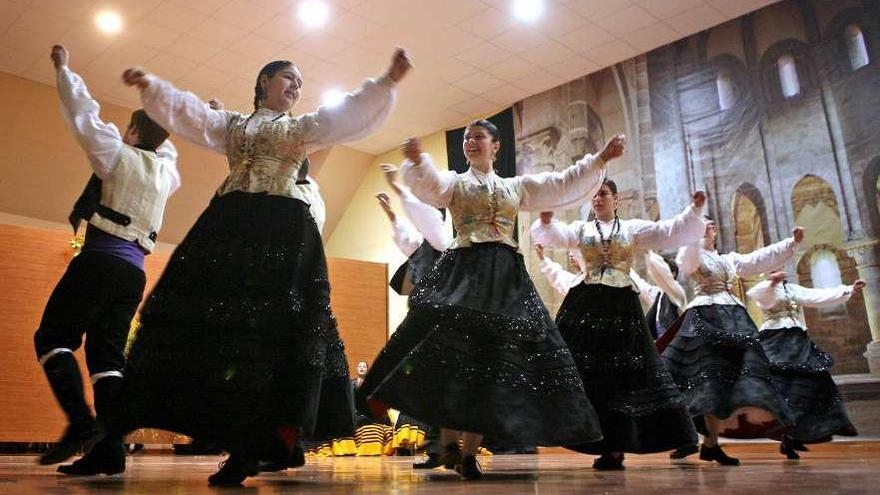 Jóvenes del grupo anfitrión Xirandola, en un momento de su actuación. // Bernabé/Luismy