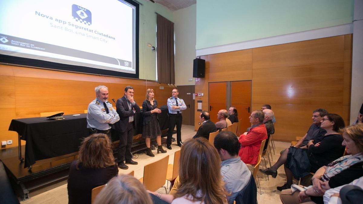 La alcaldesa Lluïsa Monet y el regidor José Ángel Carcelén en la presentación de la nueva APP de Seguridad Ciudadana de Sant Boi