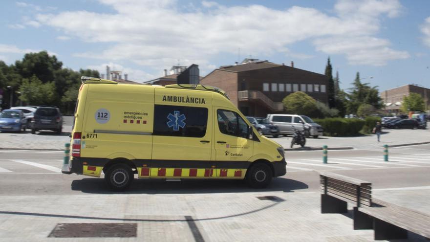 Una ambulància arriba a Sant Joan de Déu