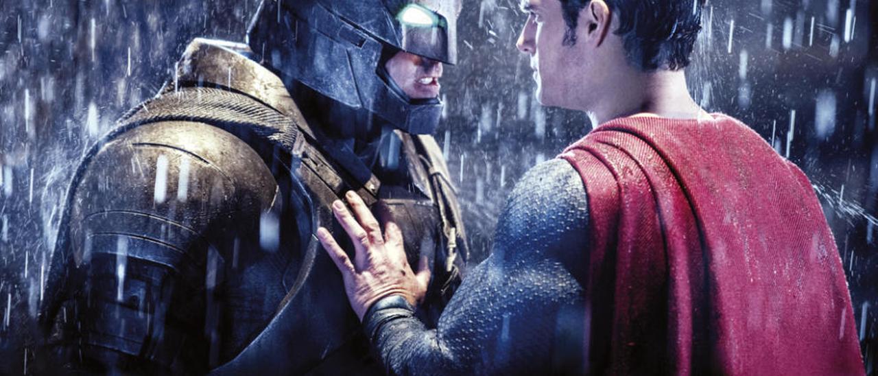 Batman (Ben Affleck) y Superman (Henry Cavill), en &quot;Batman v Superman: El amanecer de la Justicia&quot;. // Warner Bros