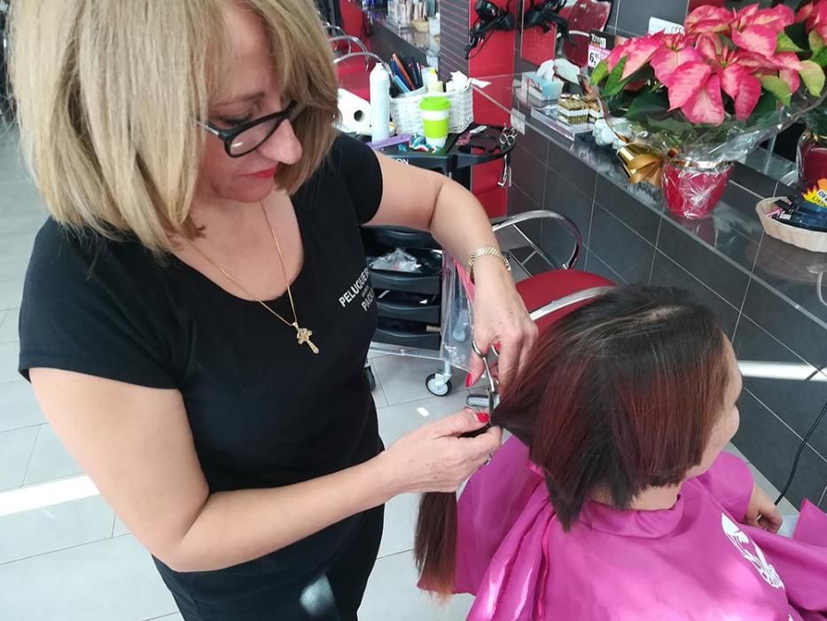 Una peluquería de Santa Eulària dona pelo a una asociación que elabora pelucas para mujeres y niñas sin cabello por el cáncer.