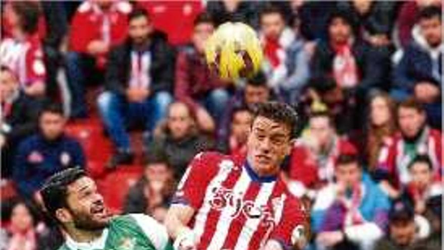 Jorge Molina (Betis) i Bernardo (Sporting) lluiten per una pilota.