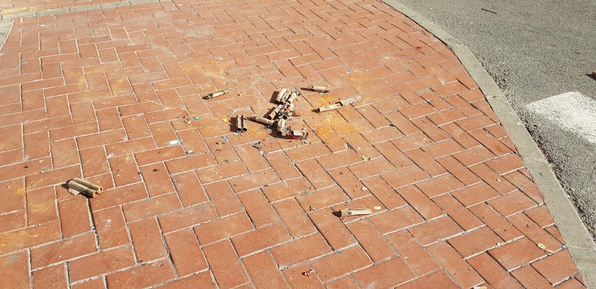 Restos de pirotecnia en una calle de Sagunt.
