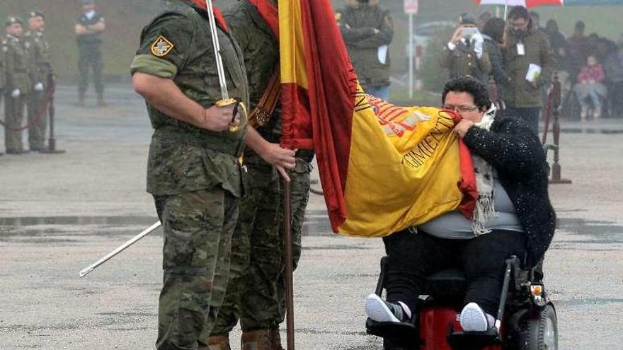 Un civil en silla de ruedas jura bandera en la Brilat. // Rafa Vázquez