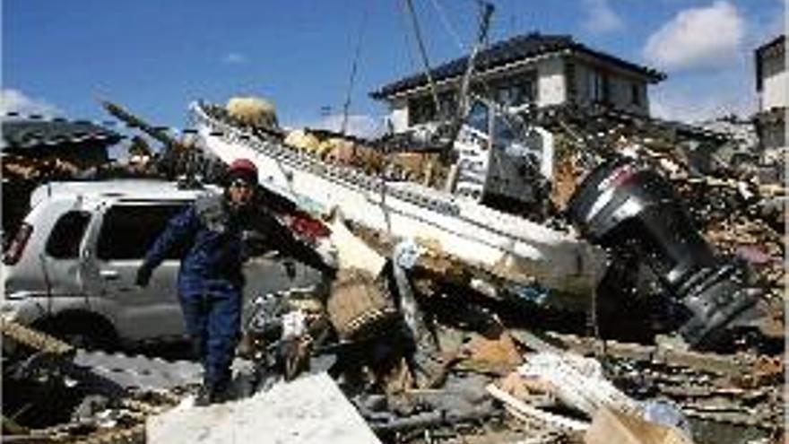 Efectes del tsunami a Sendai, al nord del Japó.