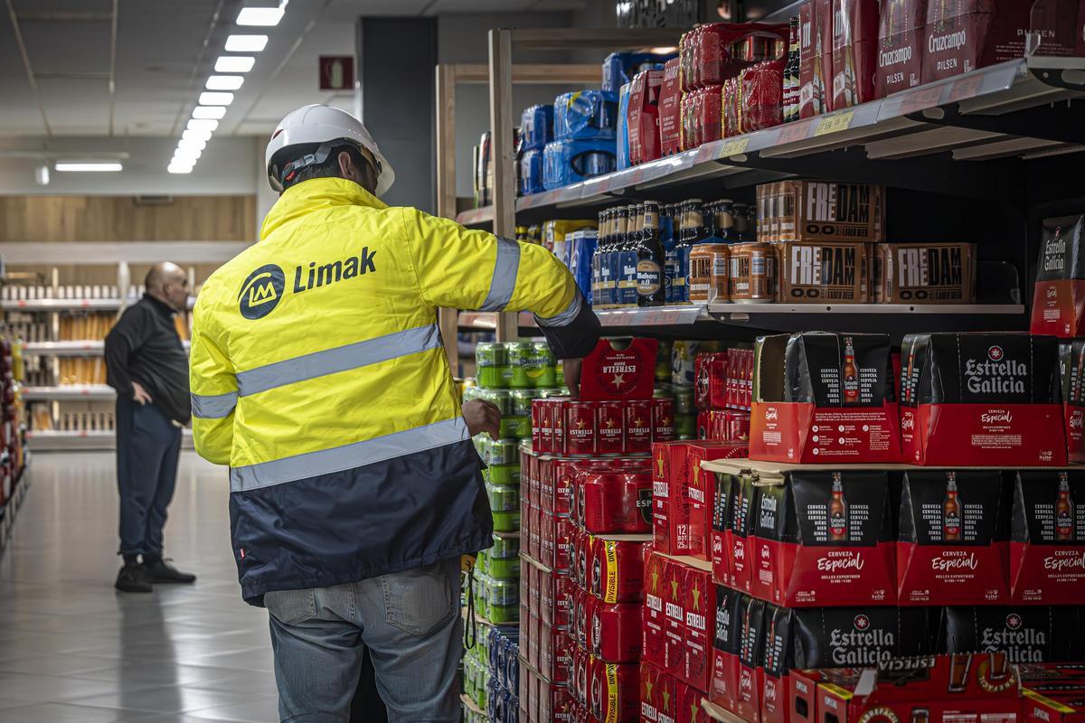 Las obras del Camp Nou desde dentro: tres meses siguiendo a los trabajadores rumanos del Camp Nou