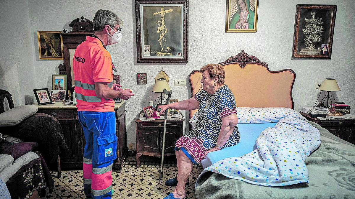 Enrique atiende a Fina en su casa de Serradilla. Ella se resigna a sus dolores y soledad, atrincherada tras los retratos familiares y las figuras religiosas.