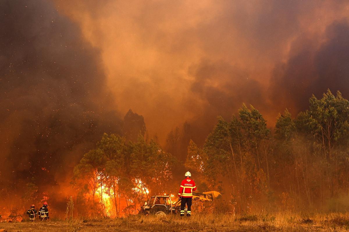 Evacuadas unas 1.400 personas por un incendio forestal en Portugal