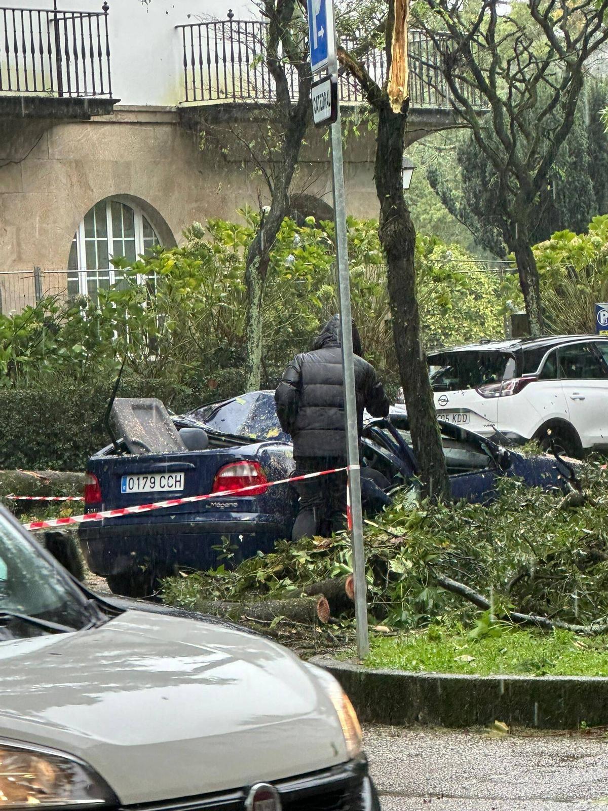 La intensa borrasca Kirk deja decenas de incidencias a su paso por Santiago