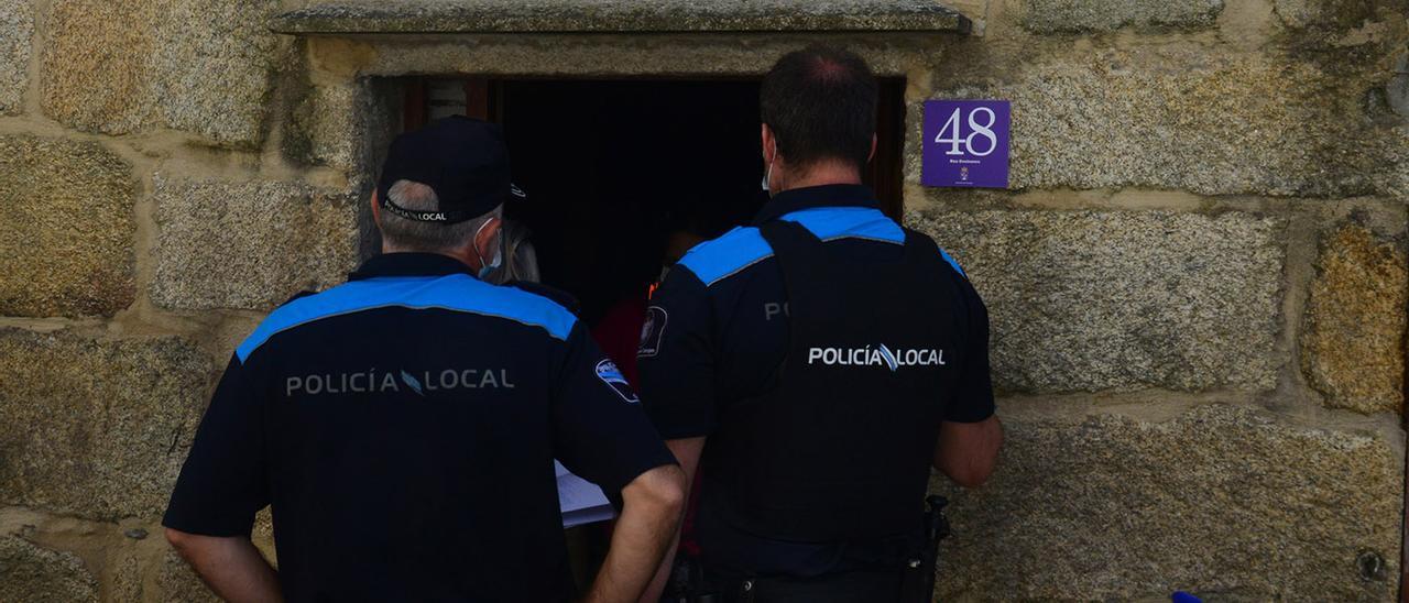 Imagen de archivo de una intervención policial para llevar a cabo un desahucio en Cangas