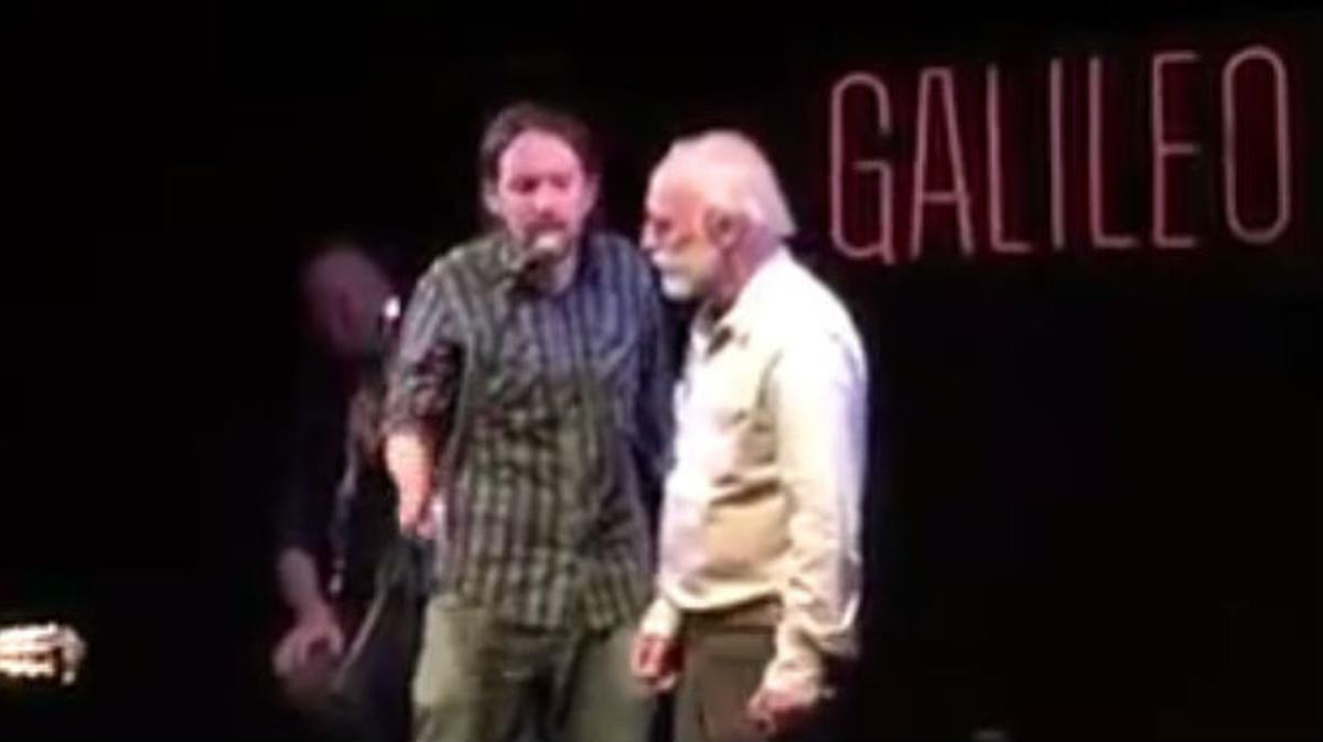  Javier Krahe y Pablo Iglesias versionan ’Cuervo ingenuo’ en la sala Galileo de Madrid, el pasado noviembre.