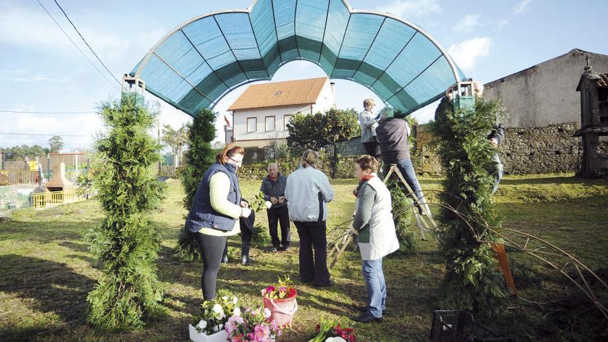 Preparación de uno de los altares en Vilarello. // Iñaki Abella