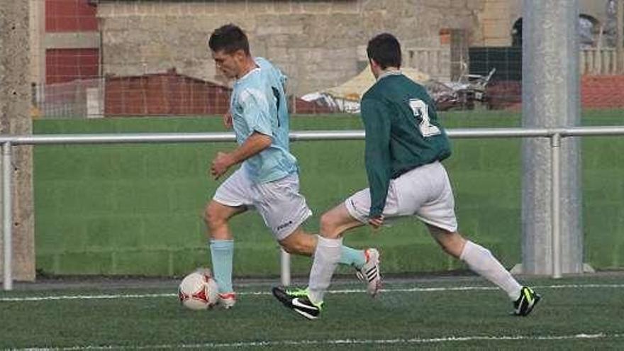 Un instante del duelo de la primera vuelta Beluso-A Lama. // S. Á.