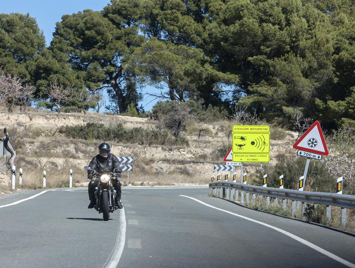 La DGT ya instaló hace dos años carteles para alertar del peligro de la vía para los ciclistas