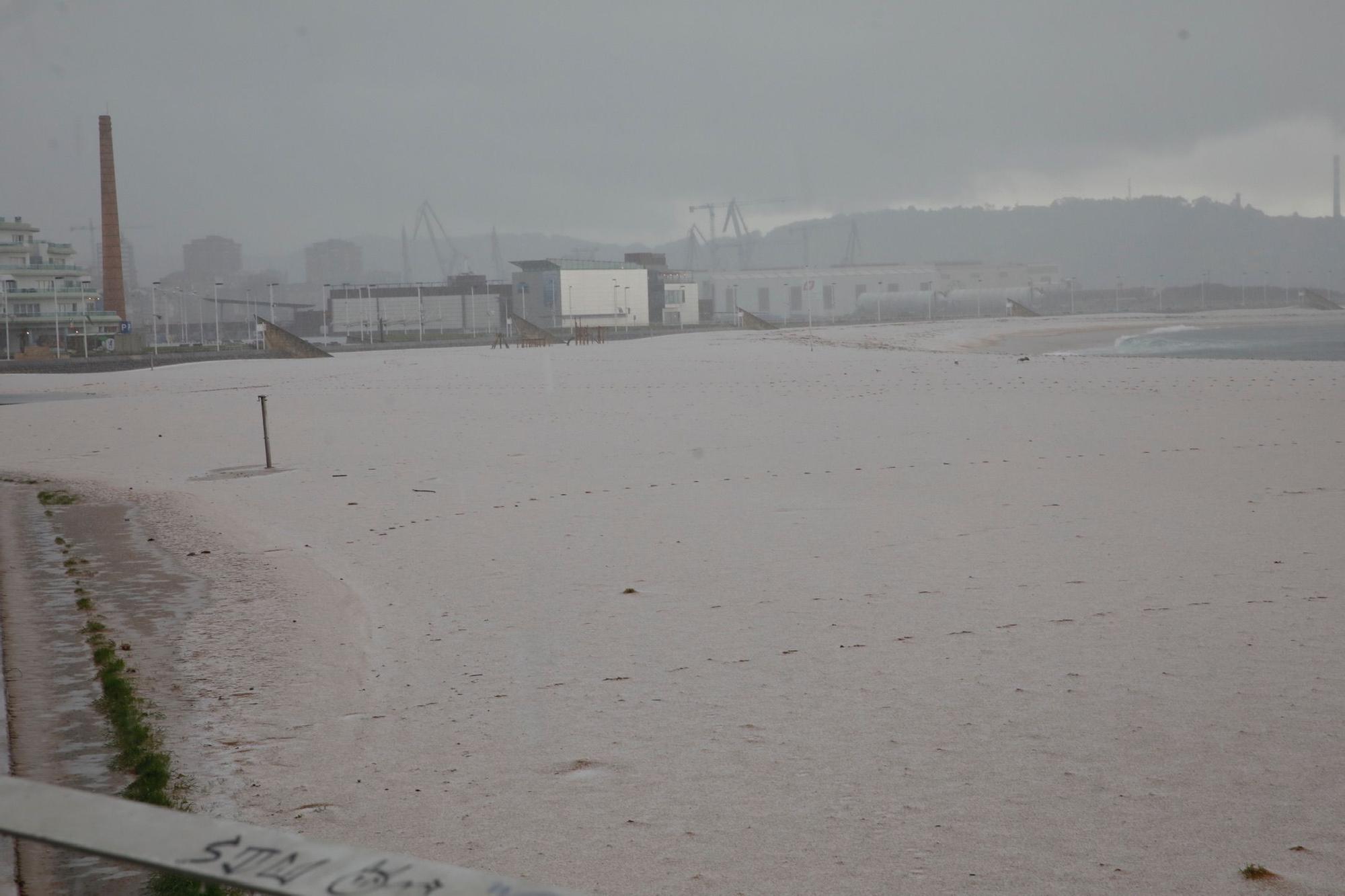 Las imágenes que deja el temporal en Gijón.