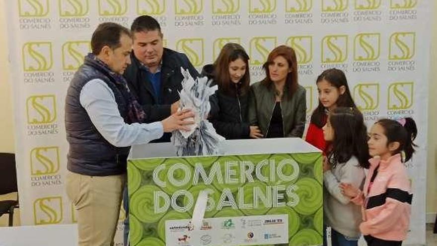 A la izquierda, el presidente de Zona Centro, Juan Rey, en el sorteo.