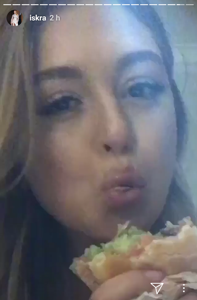 Iskra Lawrence comiendo una hamburguesa de In N Out