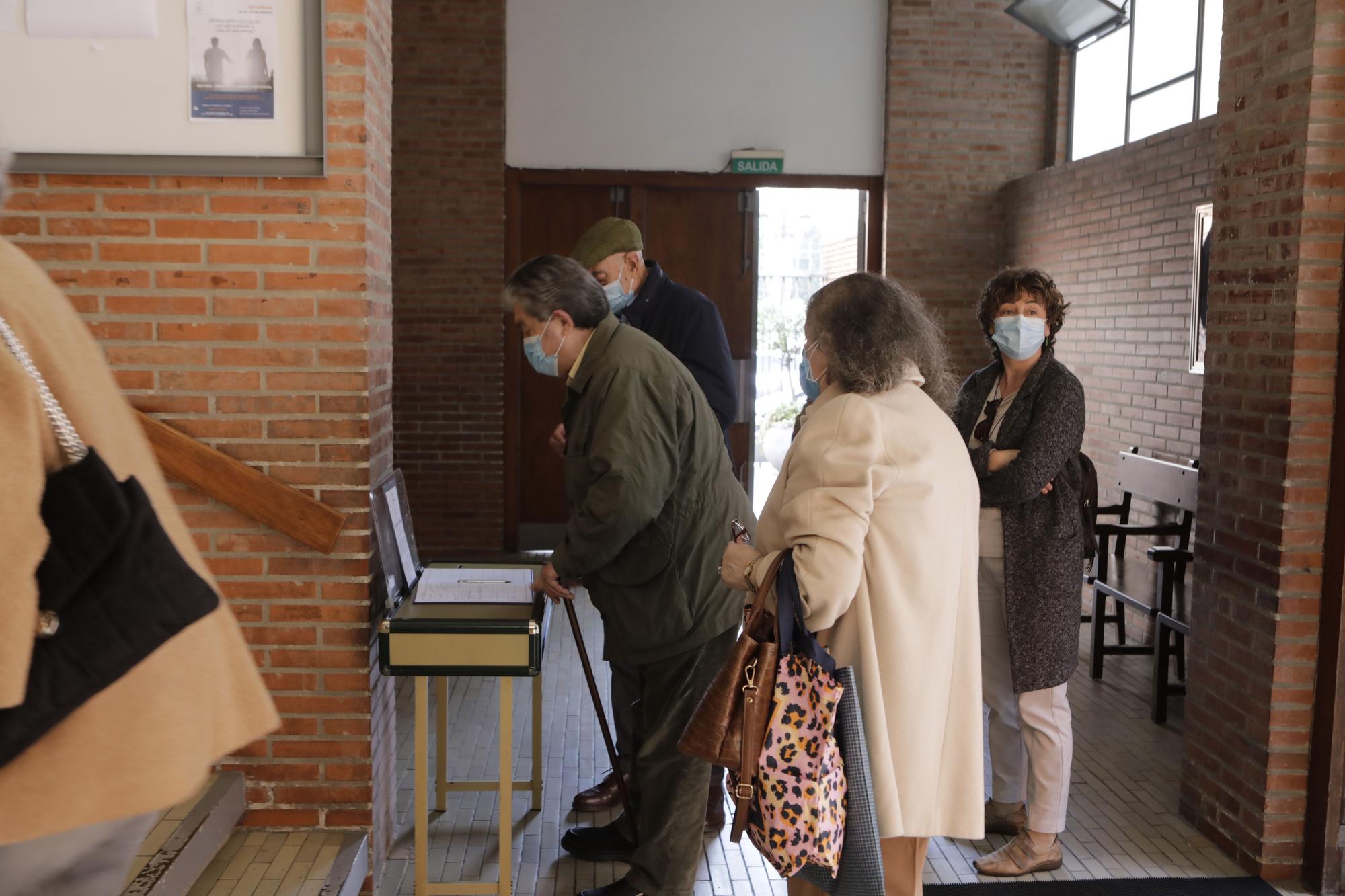 La iglesia de La Argañosa acogió el funeral por el historiador David Ruiz