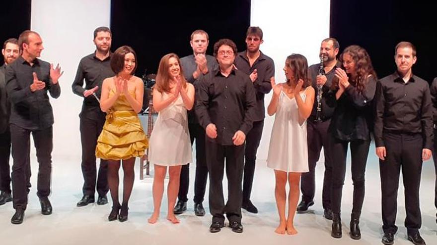 El elenco saludando, con Juan García Rodríguez al frente. / J.J.R.