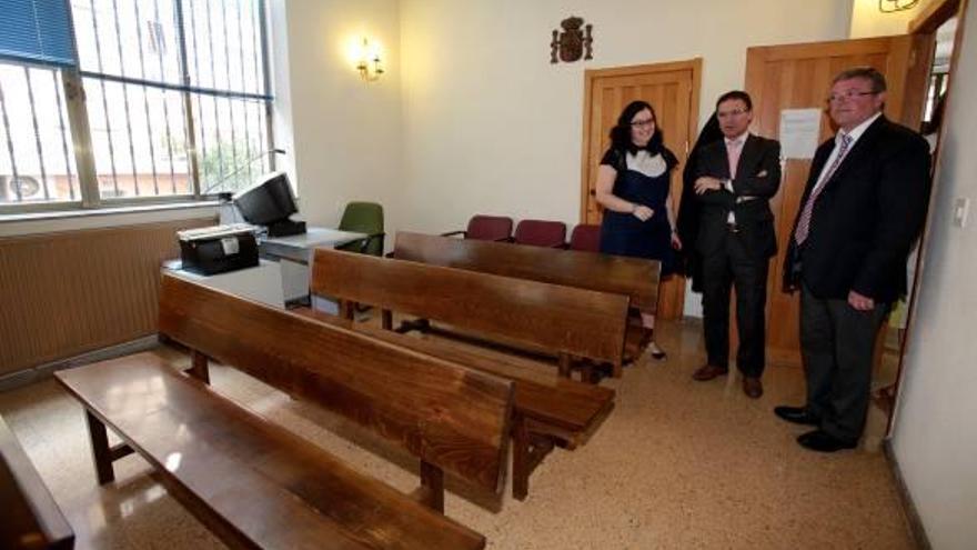 El conseller de Justicia, entre la decana y el alcalde, en una visita girada este verano a los juzgados de La Vila para conocer sus carencias.