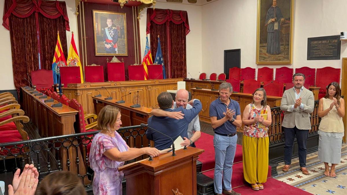 El presidente del Patronato, José Manuel Sabuco, abraza a Joan Castaño tras su marcha como archivero