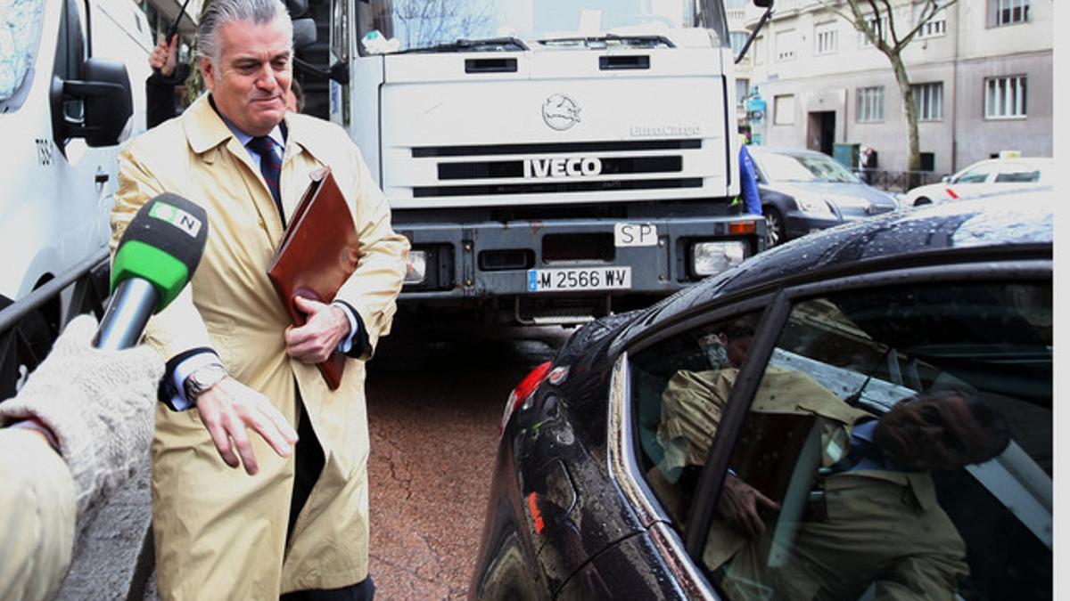 Luis Bárcenas sale de su casa, el jueves en Madrid.