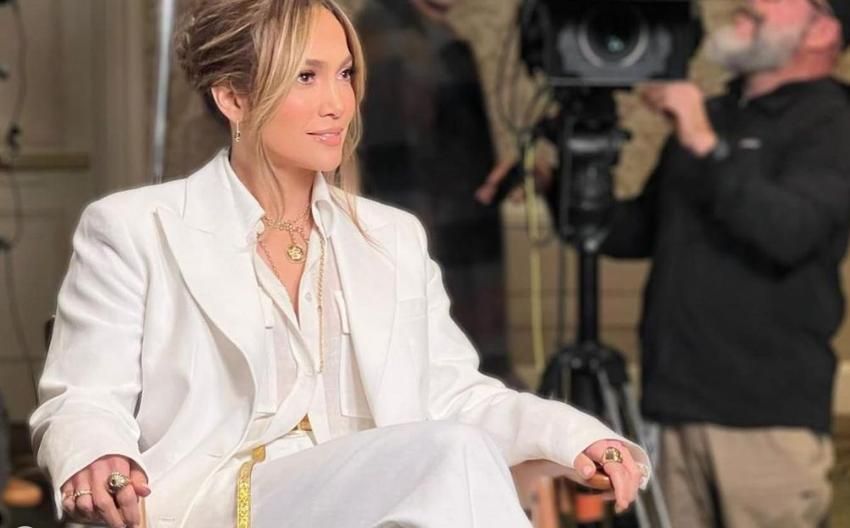 Jennifer Lopez con traje blanco