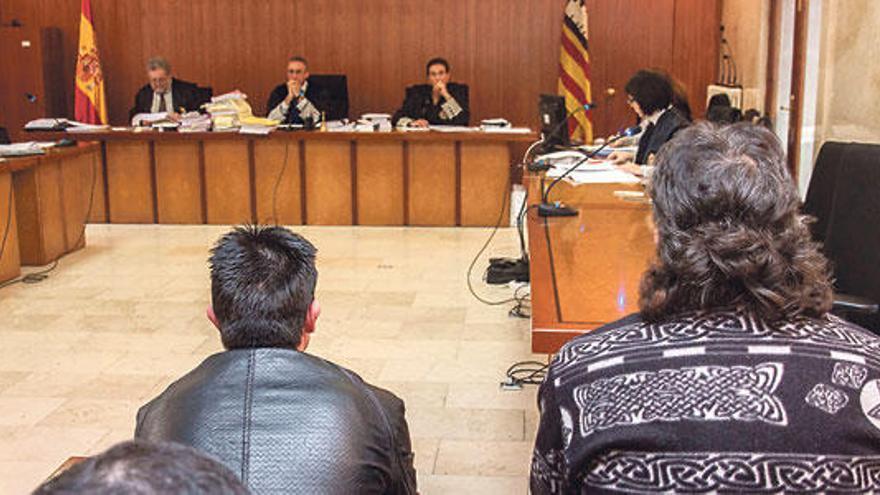 Los dos condenados, durante el juicio en la Audiencia.