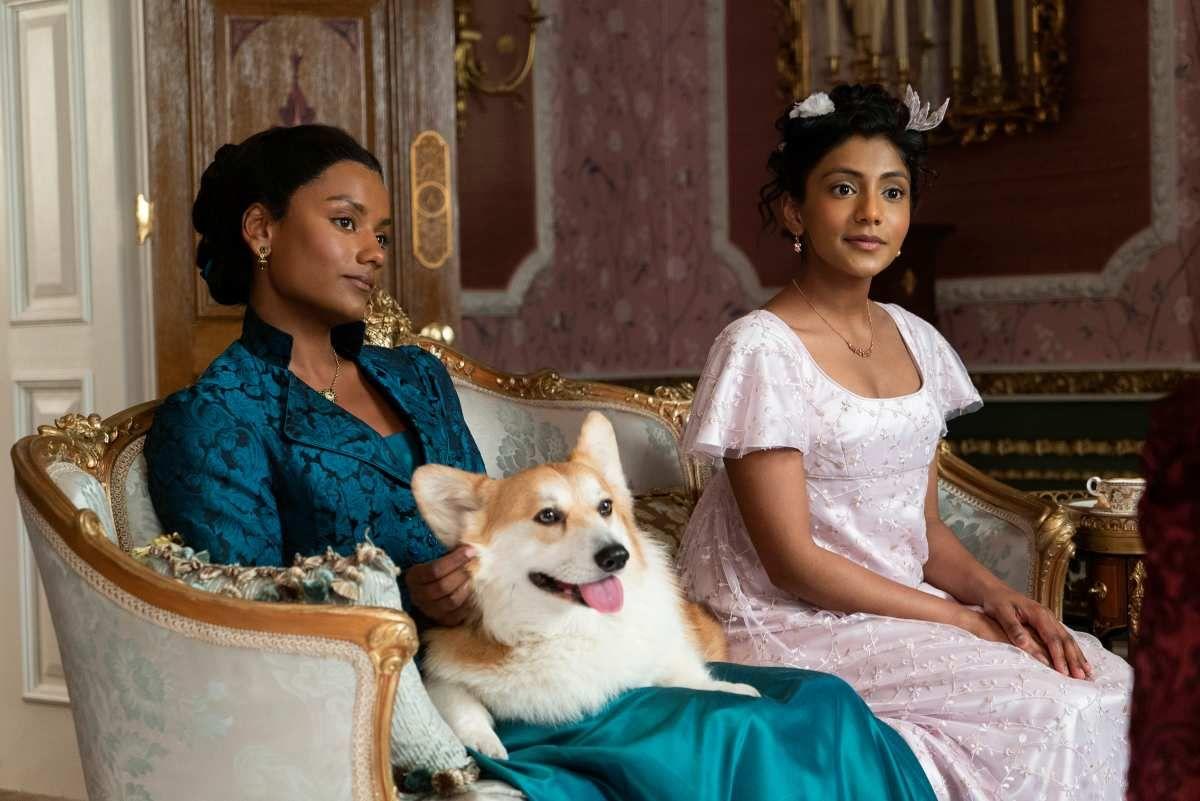 Simone Ashley y Charithra Chandran en su papel de as Kate y Edwina Sharma en 'Los Bridgerton'