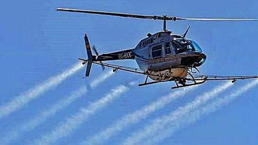 Imagen de archivo de un helicóptero fumigando en es Cap de Barbaria.