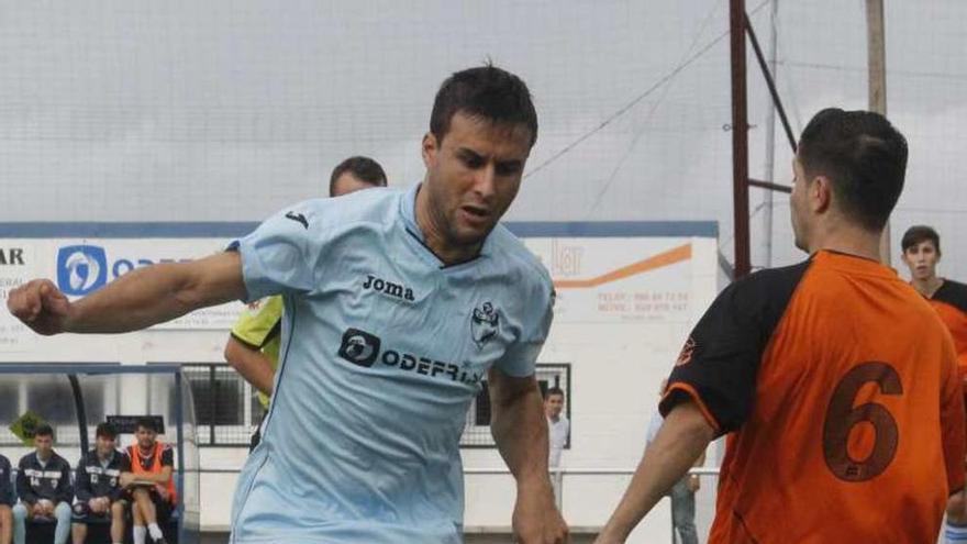 Un futbolista del Beluso regatea a un rival en el duelo de ayer. // S. Á.