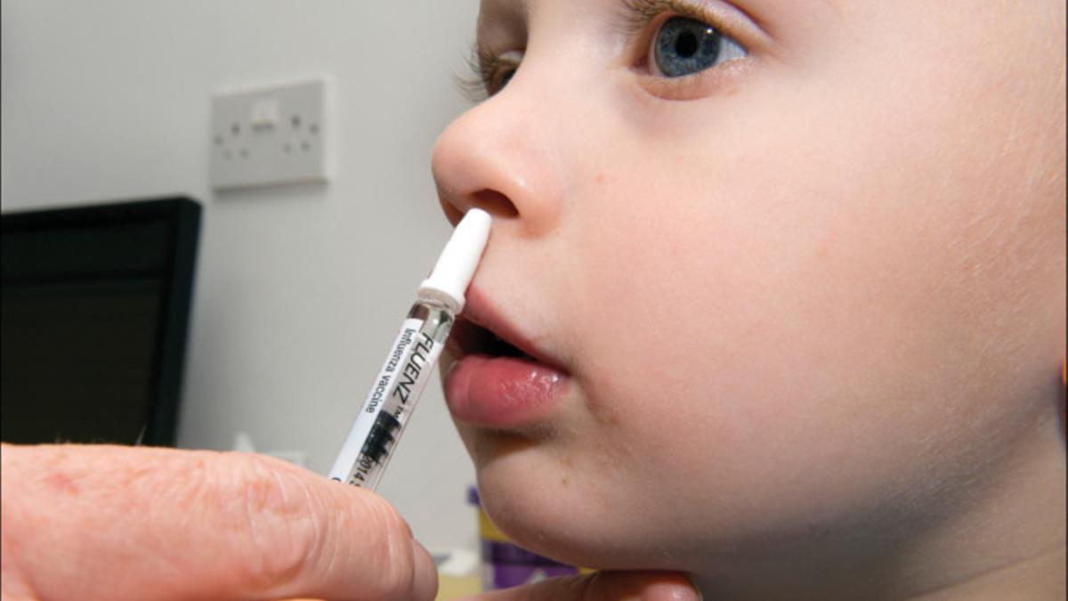 Un menor recibe una vacuna por vía nasal