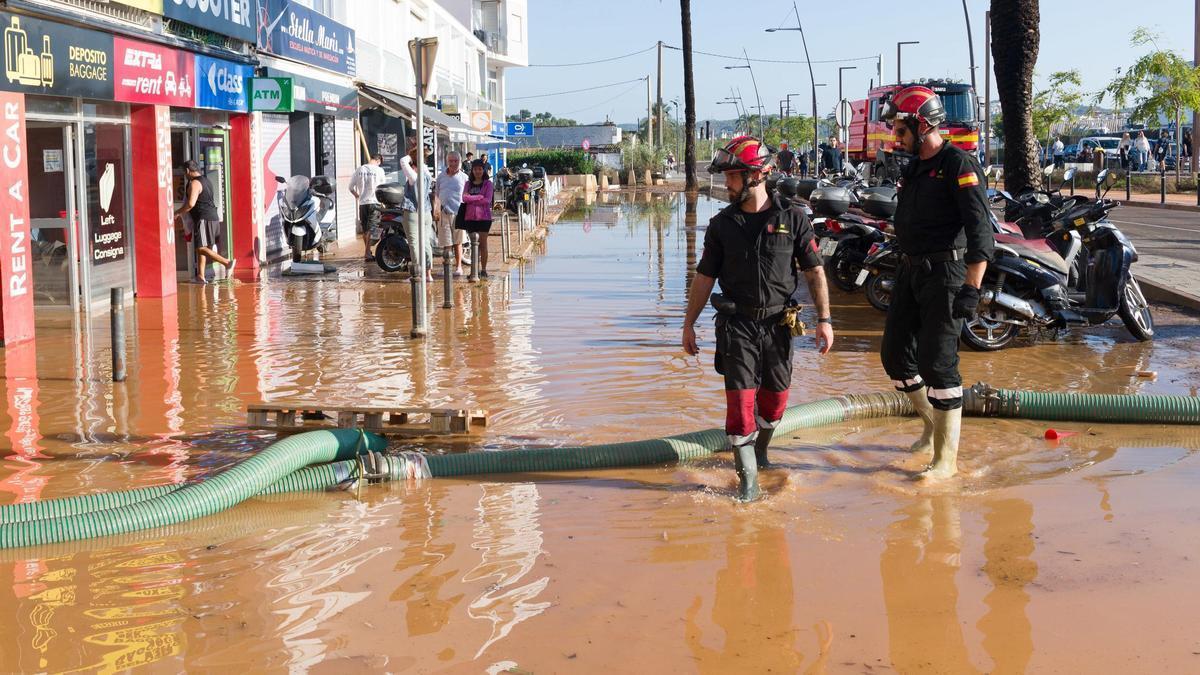 Los bomberos durante las inundaciones de la dana en Ibiza el pasado mes de octubre